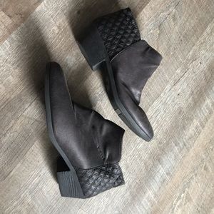 Sz 7 ankle black booties